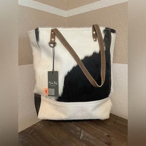 Myra bag. Front pocket Cowhide leather
